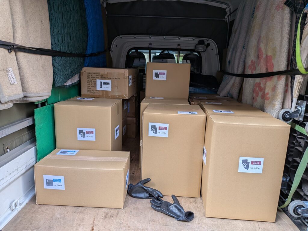 新宿区のトランクルームへ運び込む段ボール類の荷物