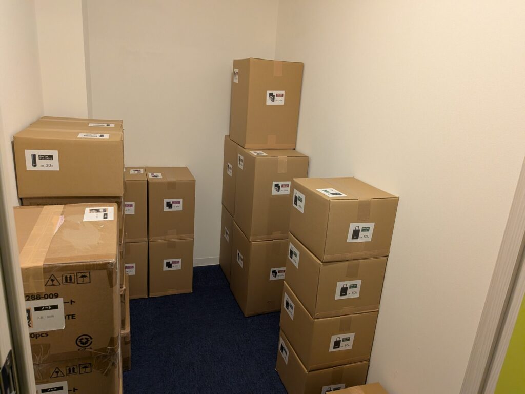 トランクルーム内に整然と並べた商品の段ボール類の様子