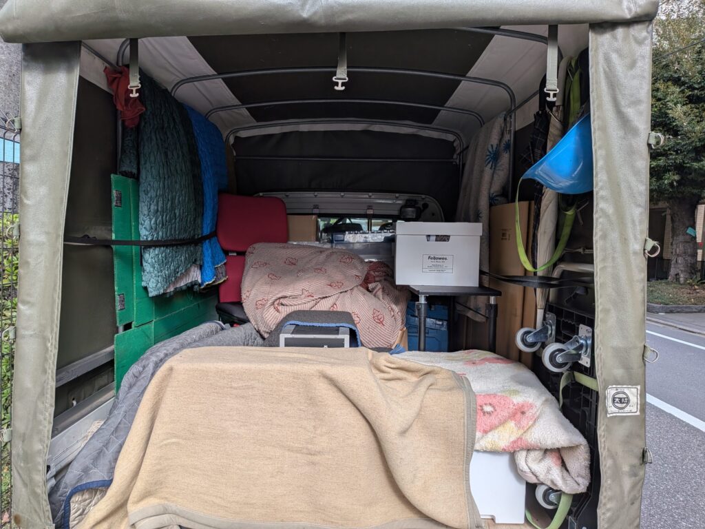 PCやモニターをキルティングパッドで養生し荷台に積み込んだ様子