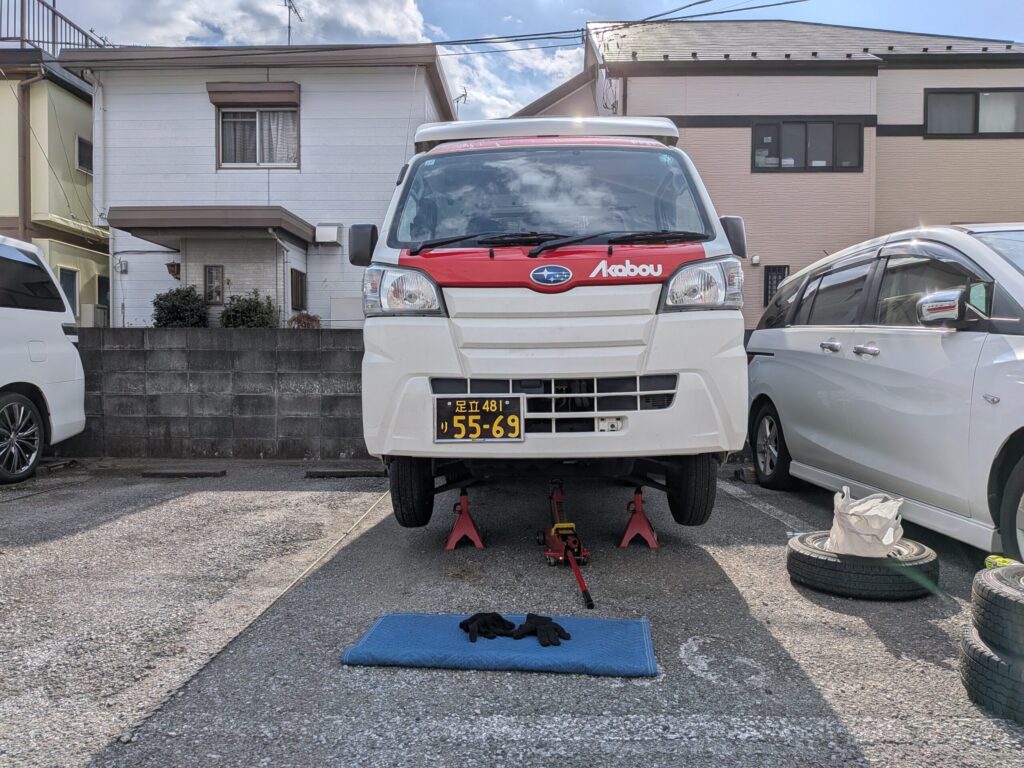 前輪をジャッキアップした赤帽トラックの正面写真