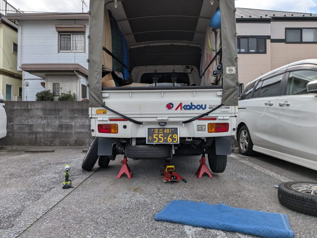 後輪ジャッキアップ状態でのタイヤ交換風景（リア側）