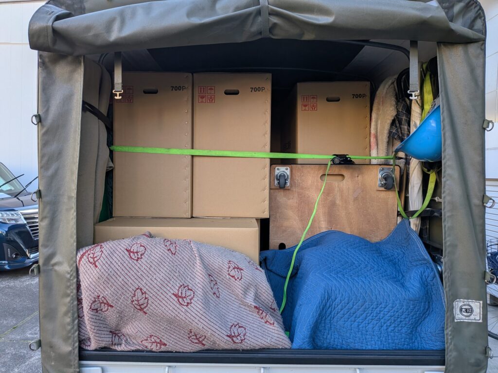 走行中に荷崩れしないようラッシングと毛布で丁寧に養生した様子