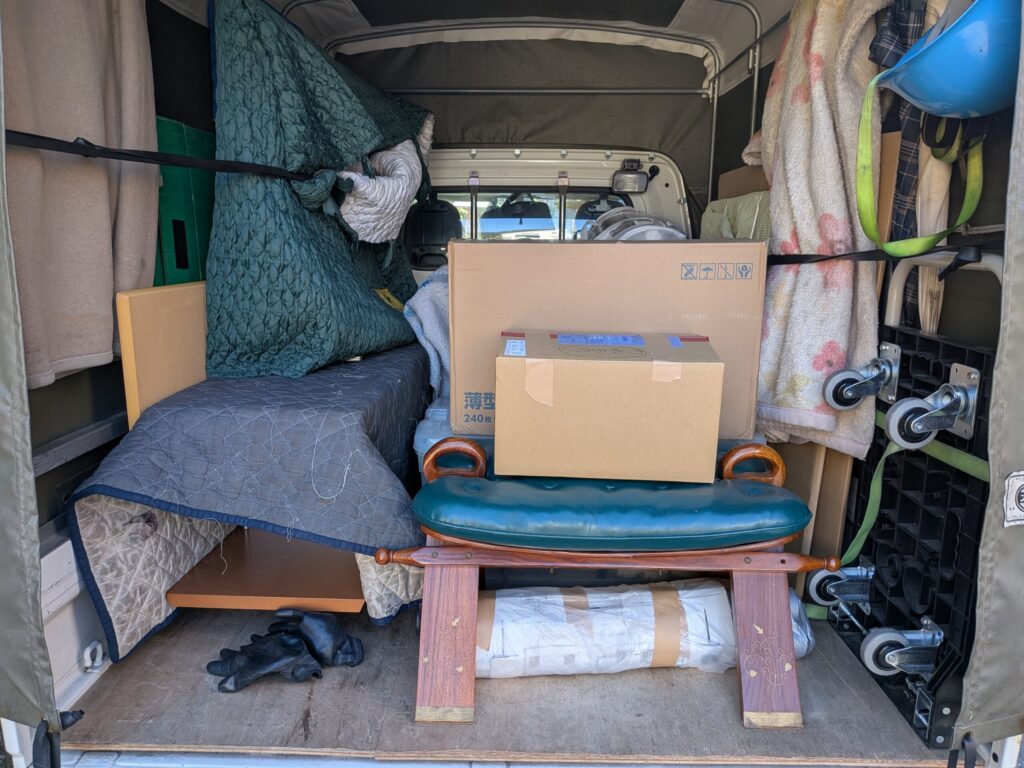 老人ホーム引越しの荷物をトラックに丁寧に積み込んでいる様子
