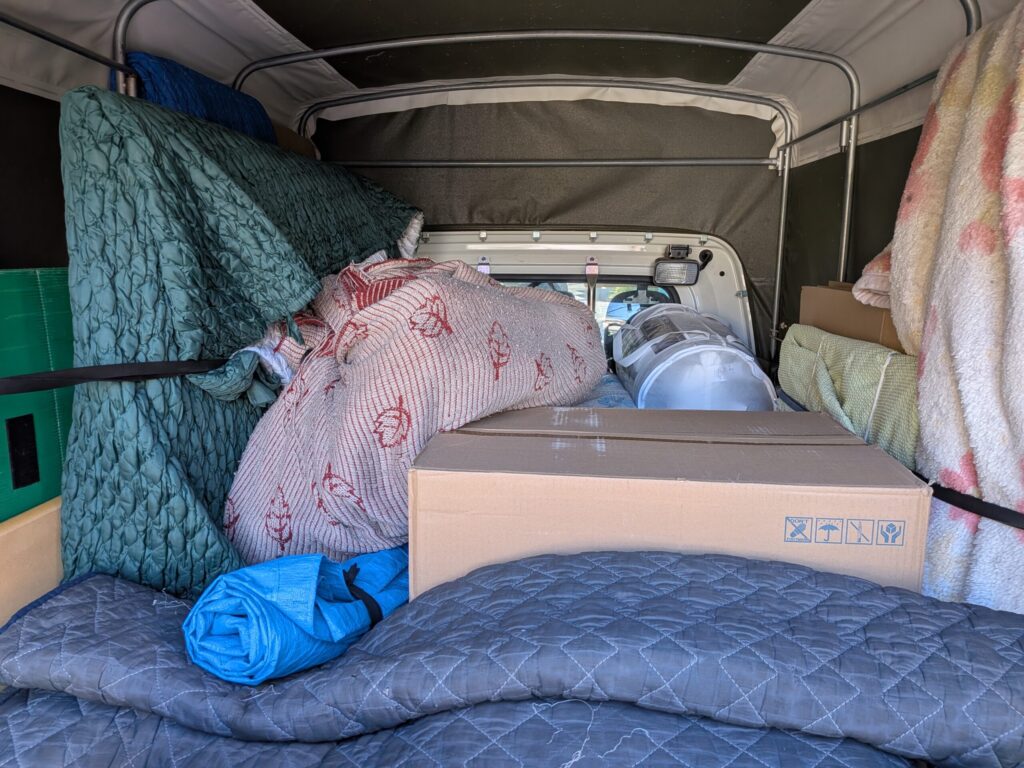 家具や荷物が走行中に動かないようキルティングパットで養生した様子