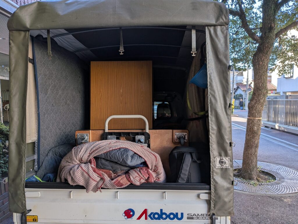 商店街イベントの資材を赤帽松本運送のトラックに積み込んでいる様子