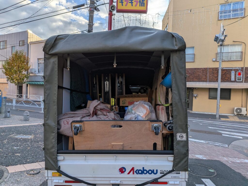 イベント終了後、搬出する資材を積み込んでいる様子
