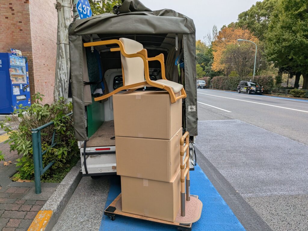 台東区のマンション前で、赤帽松本運送トラックと台車に載せた引越し荷物