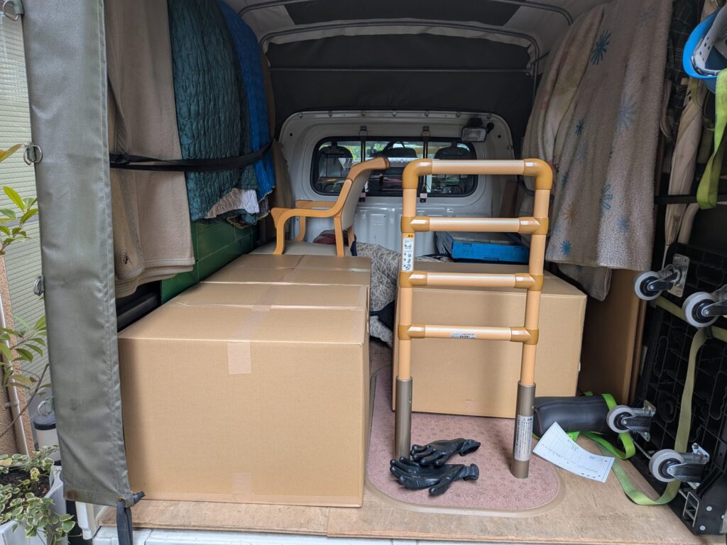 老人ホーム引越し用の家具や段ボールを、積み込んだ荷台の様子