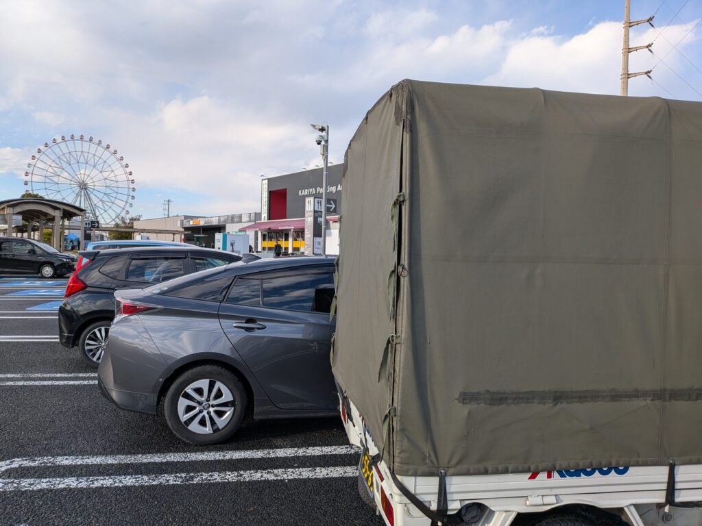刈谷ハイウェイオアシス駐車場で休憩中の赤帽松本運送トラック