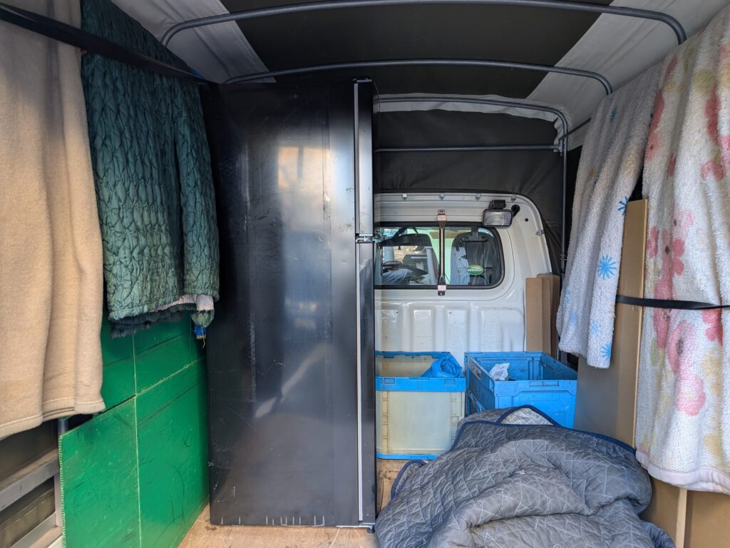 荷台の中の冷蔵庫