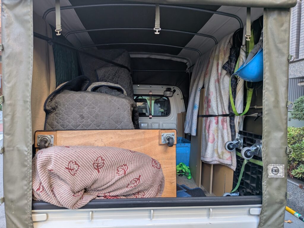 キルティングパットで養生した冷蔵庫と洗濯機