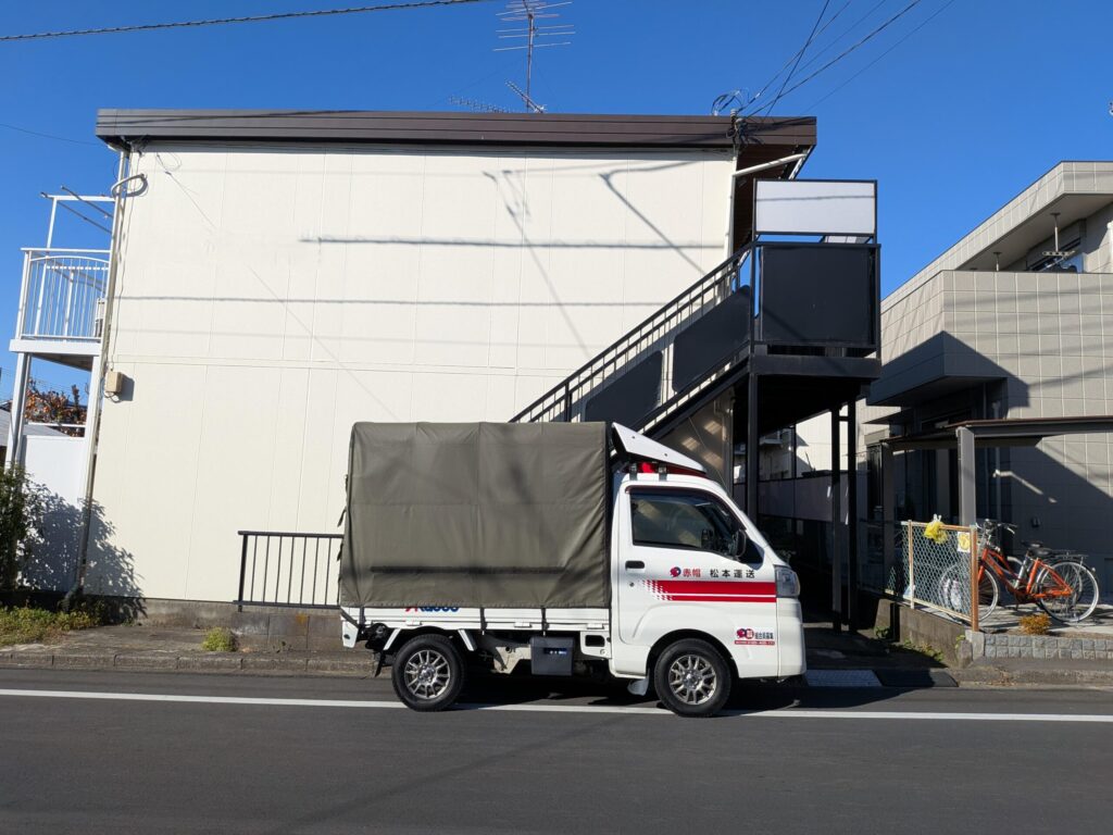 昭島市のアパート前に停車した赤帽松本運送のトラック