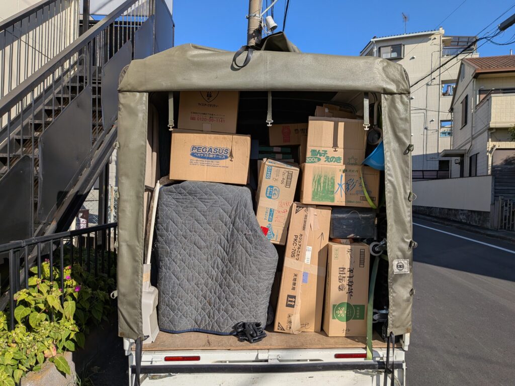 段ボール中心の荷物を丁寧に積み込んだ様子