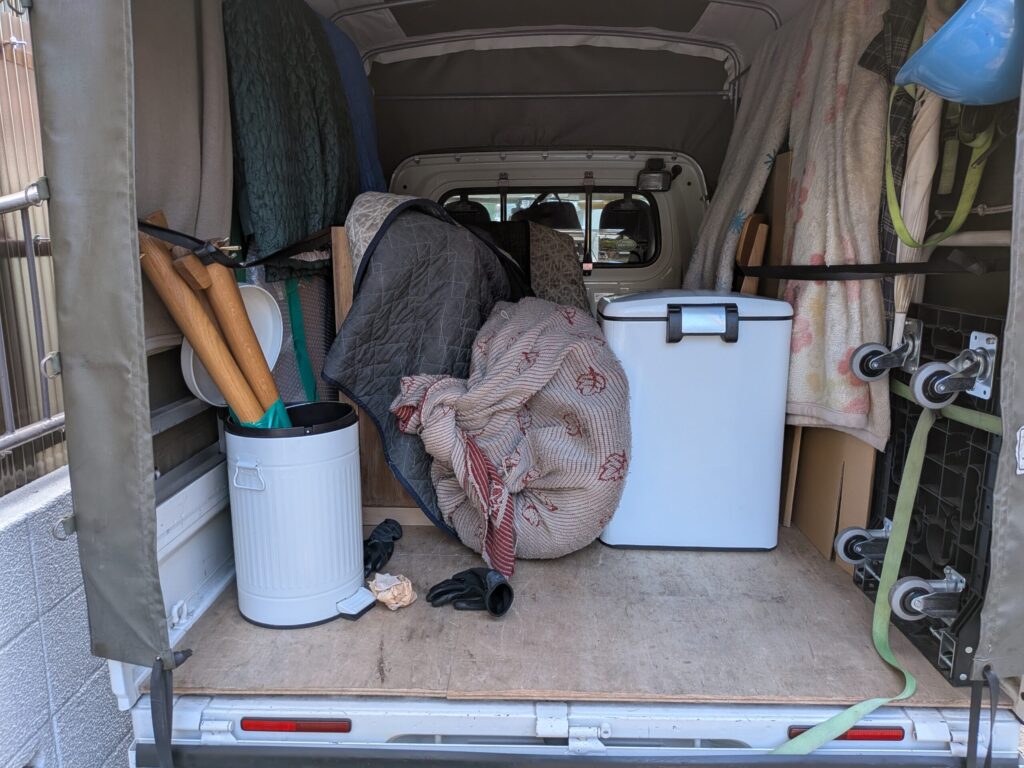 ダイニングテーブルや食器棚を毛布で養生し積み込んだ様子