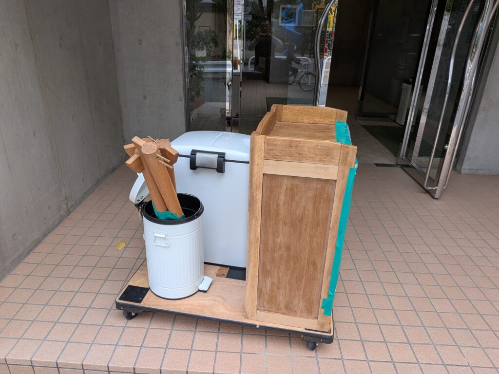 食器棚とゴミ箱を台車に載せた状態