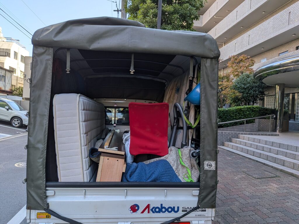 墨田区マンション前で引出し付きベッド・椅子等を積み込んだ様子