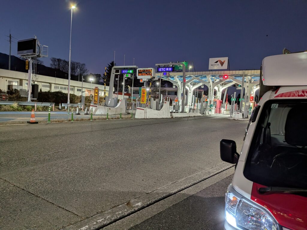 伊奈ICと赤帽松本運送トラック