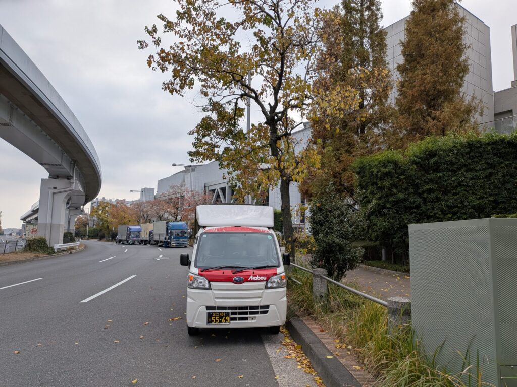 東京ビッグサイト周辺でイベント搬入の車両が並ぶ様子