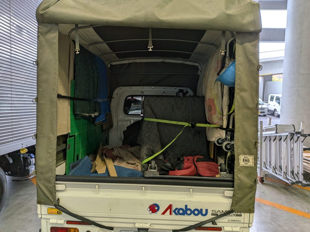 ロボットが入った専用ケースをトラック荷室に積み込んだ様子