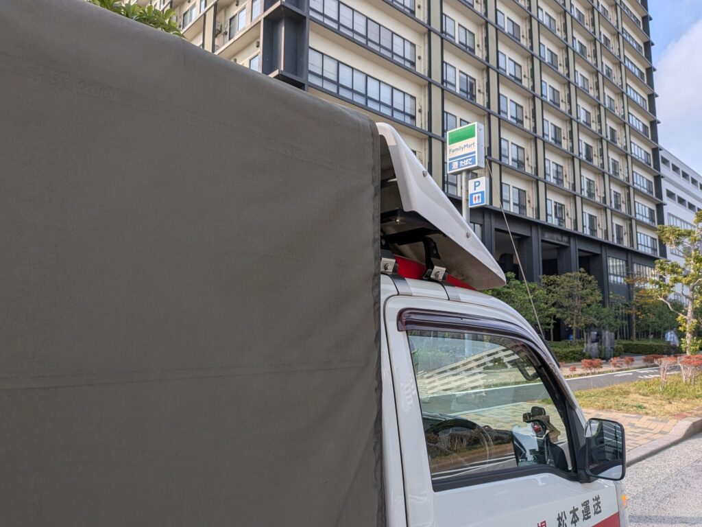 江東区のIT企業が入るビル前に停車する赤帽松本運送のトラック
