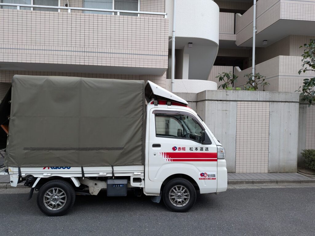 板橋区のマンション前に停車した赤帽松本運送のトラック