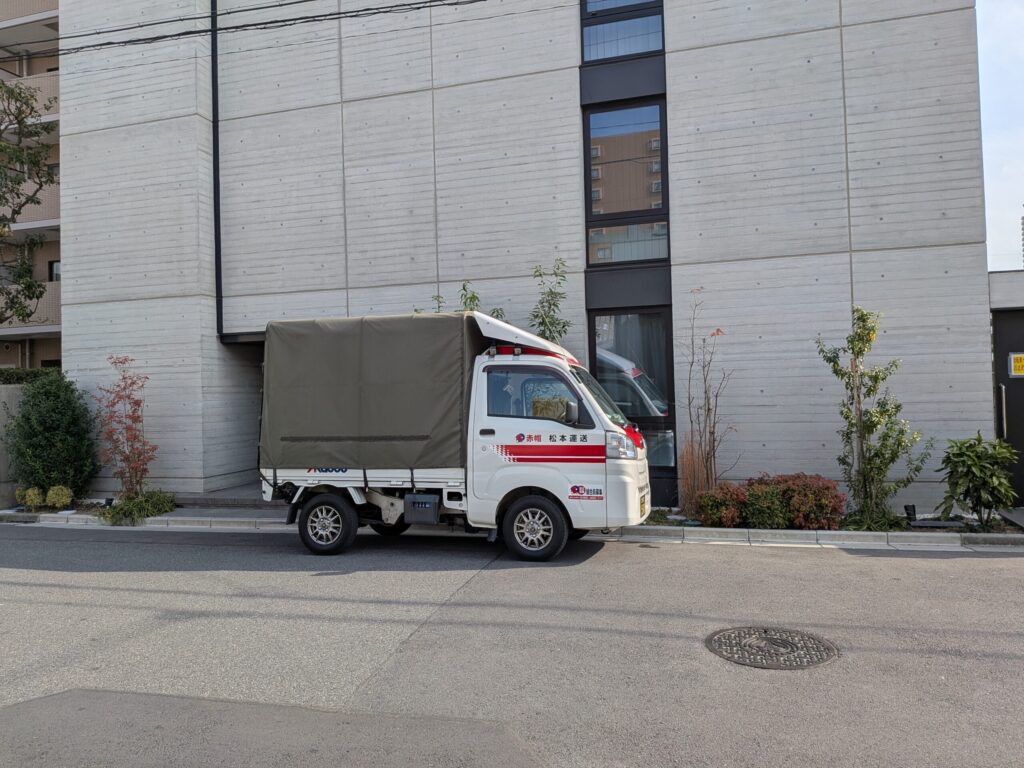 川口市マンション前に停車した赤帽松本運送のトラック