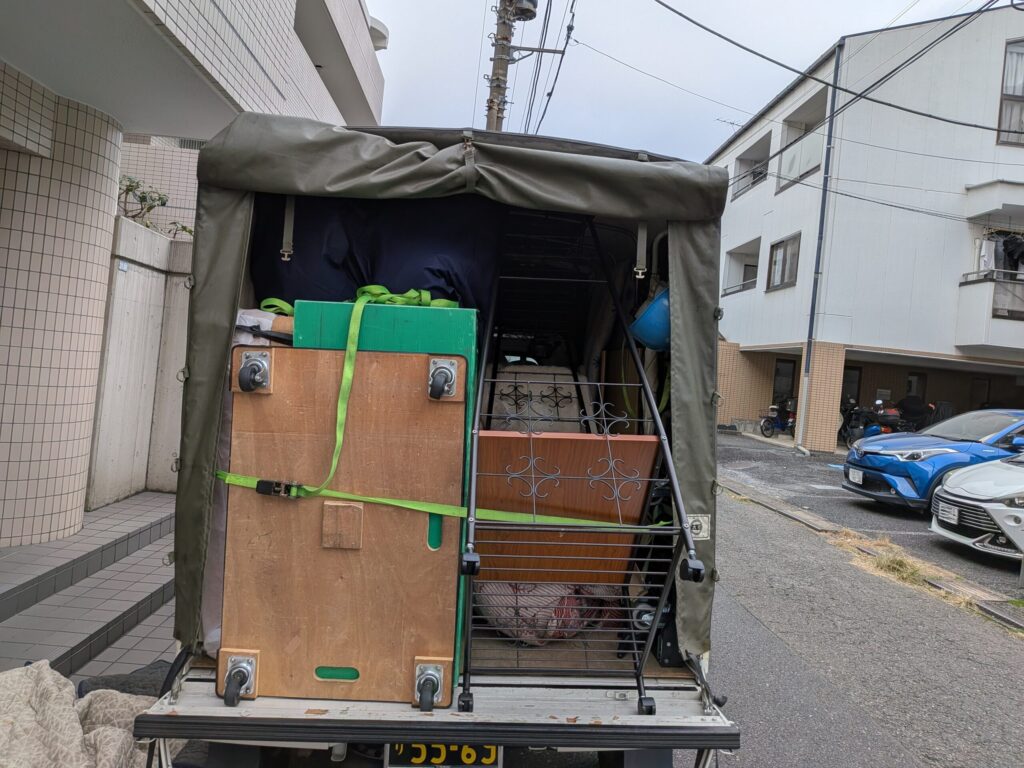 ベッドやワードローブを丁寧に固定し積み込んだ荷室の様子