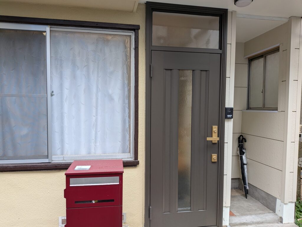 北区のシェアハウス前の入口と玄関付近の様子