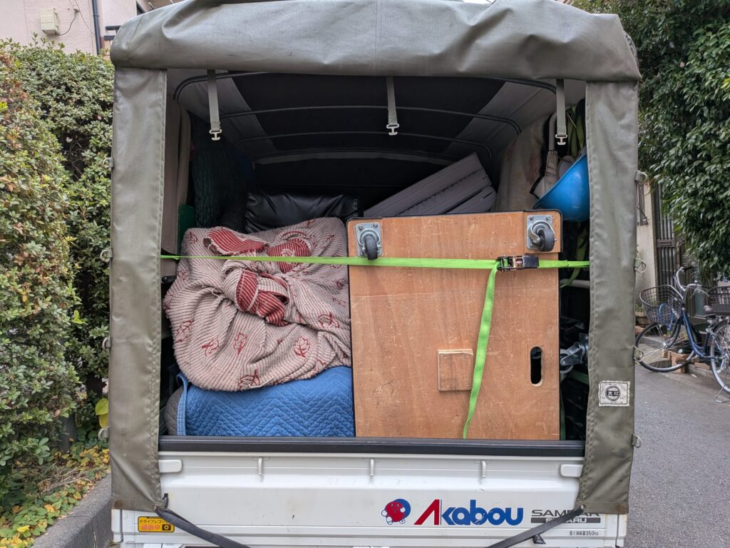 養生した家具を固定した引越し荷物の積込み例