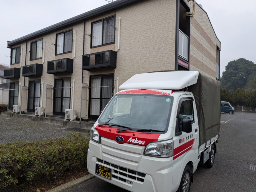 茨城県坂東市のマンスリーマンション前に停車した赤帽松本運送トラック
