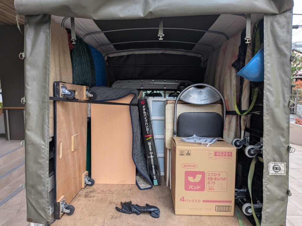 文京区の老人ホームでの積込み作業と荷台内部の様子