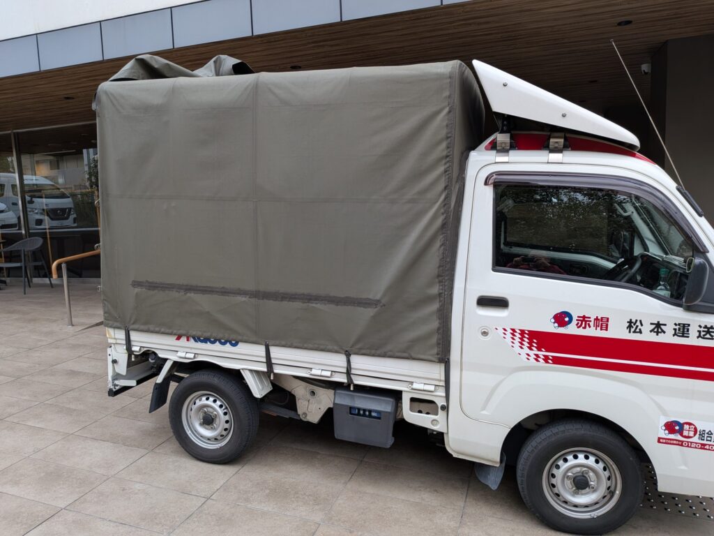 文京区の老人ホーム前に停車した赤帽松本運送のトラック