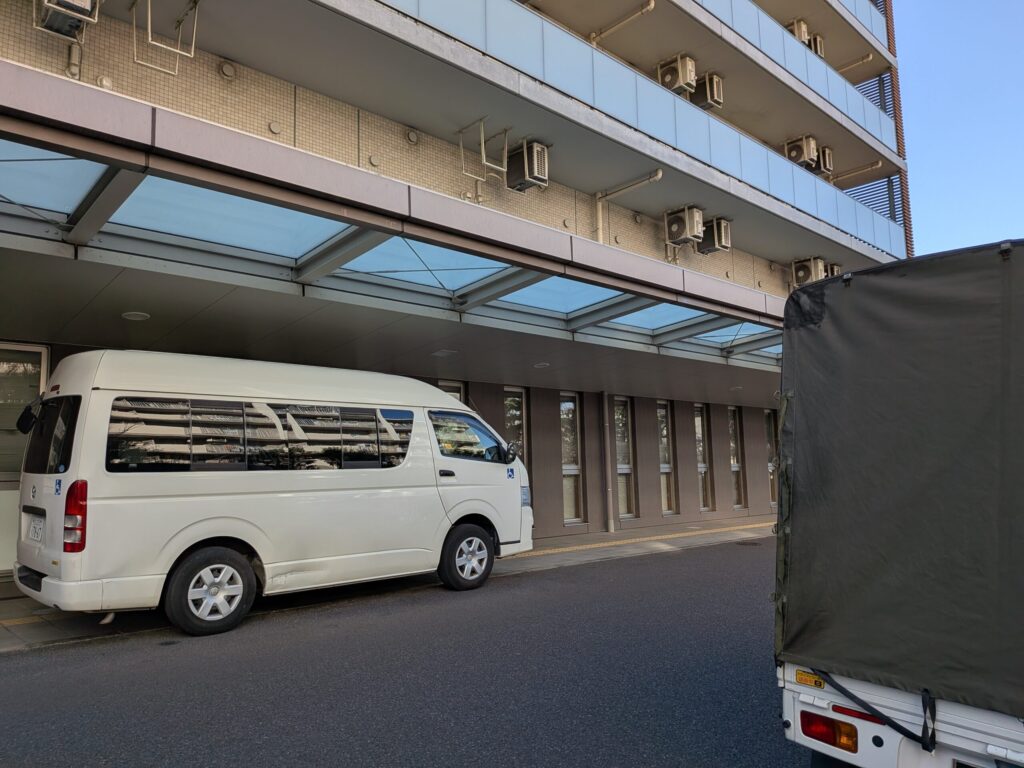 葛飾区の老人ホーム前に停車した赤帽松本運送のトラック