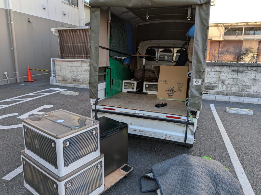 荷下ろし作業中の様子と荷台内部の積込み例