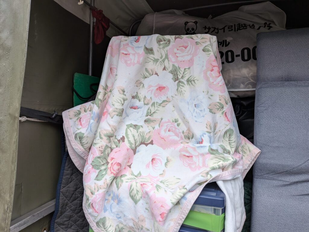 鳥かごに毛布を掛けて寒さ対策を行った様子