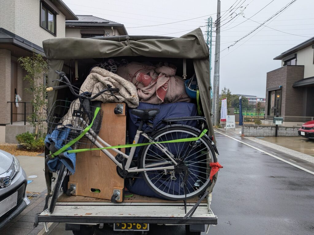 引越し荷物の積込みが完了した赤帽松本運送の荷台