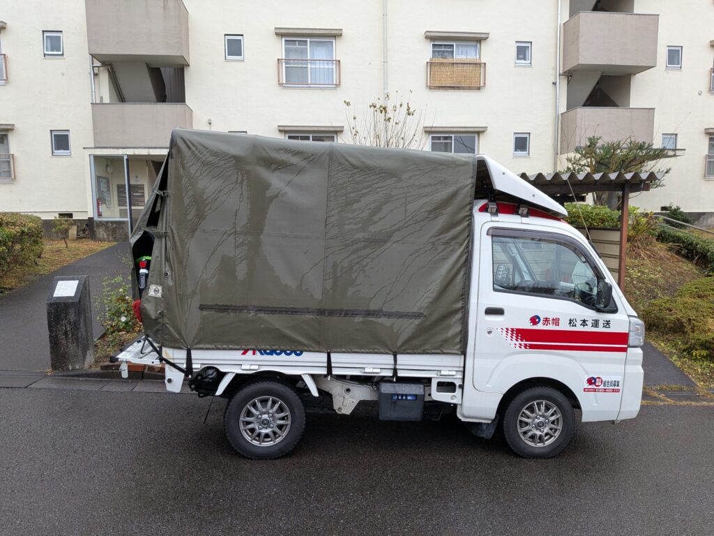 国立市の団地前に停車した赤帽松本運送のトラック