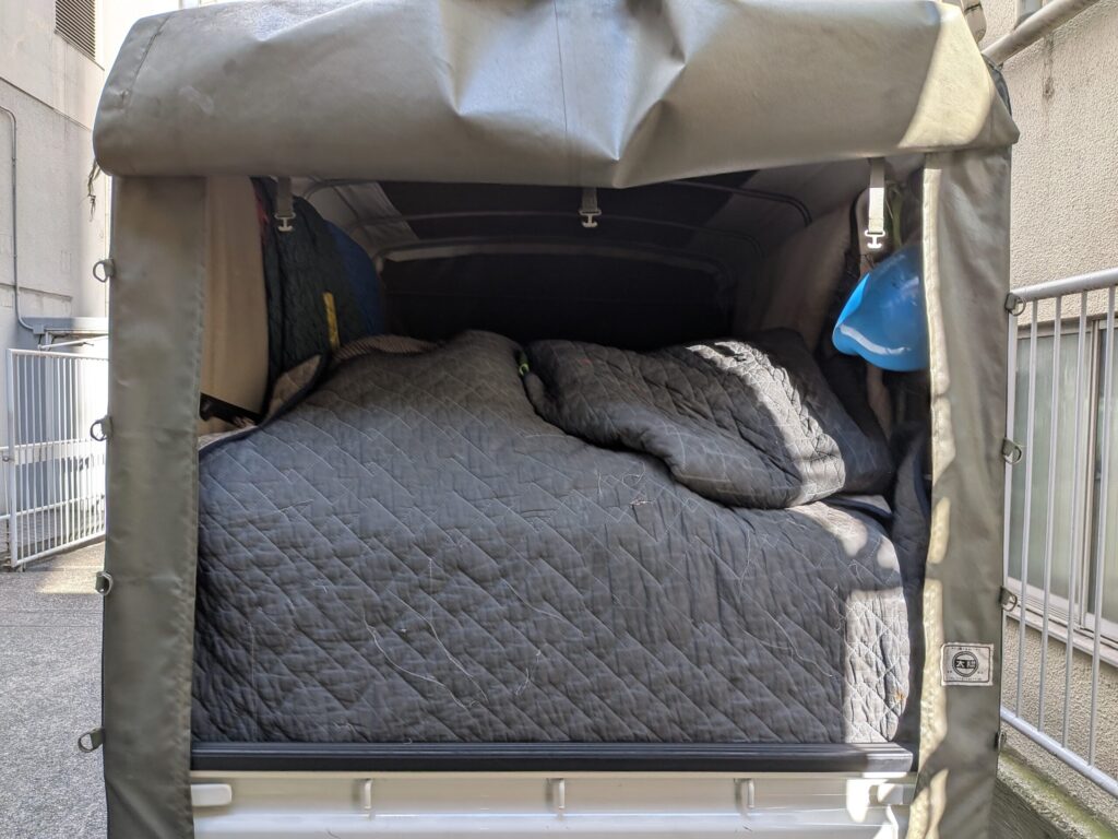 書類の段ボールを毛布で養生し固定した荷台の様子