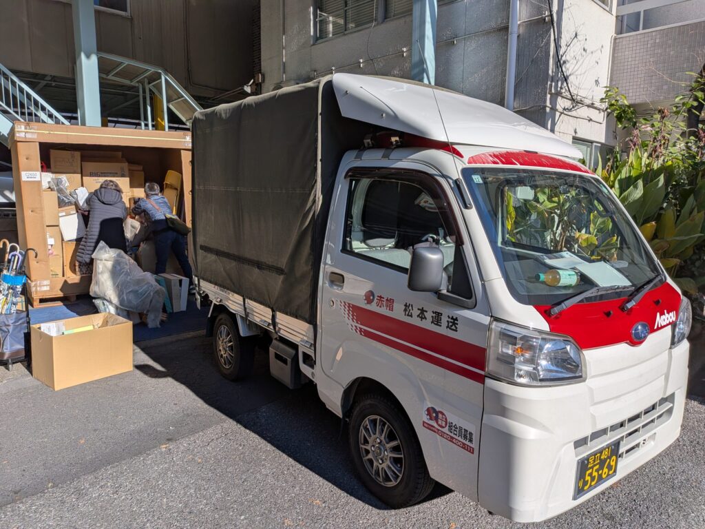 必要な荷物を選んでトラックに積み込んだ様子