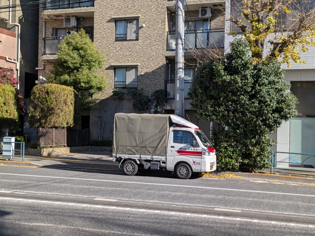墨田区のマンション前に停車した赤帽松本運送のトラック