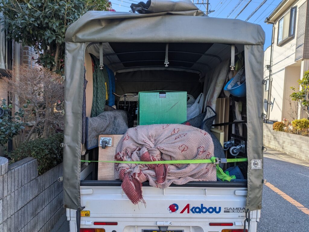 荷台内で養生された引越し荷物の様子