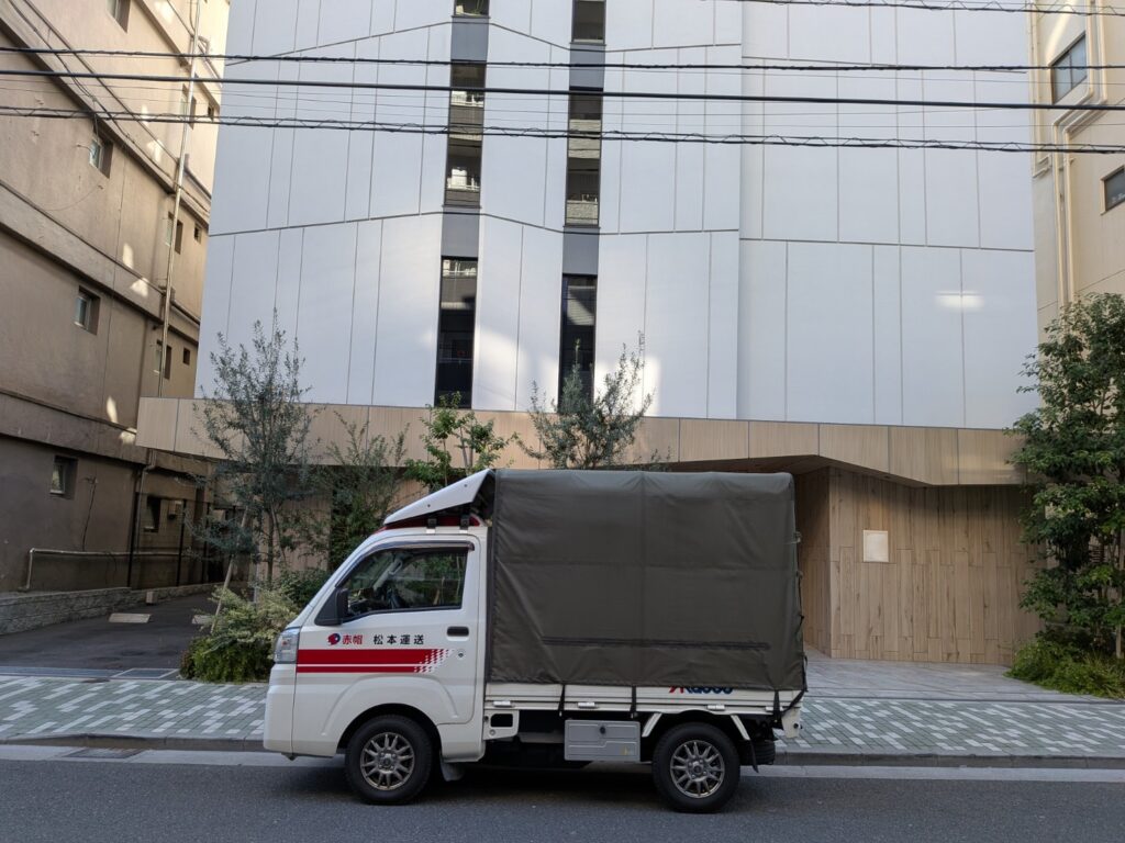 台東区のマンション前に到着した赤帽松本運送のトラック