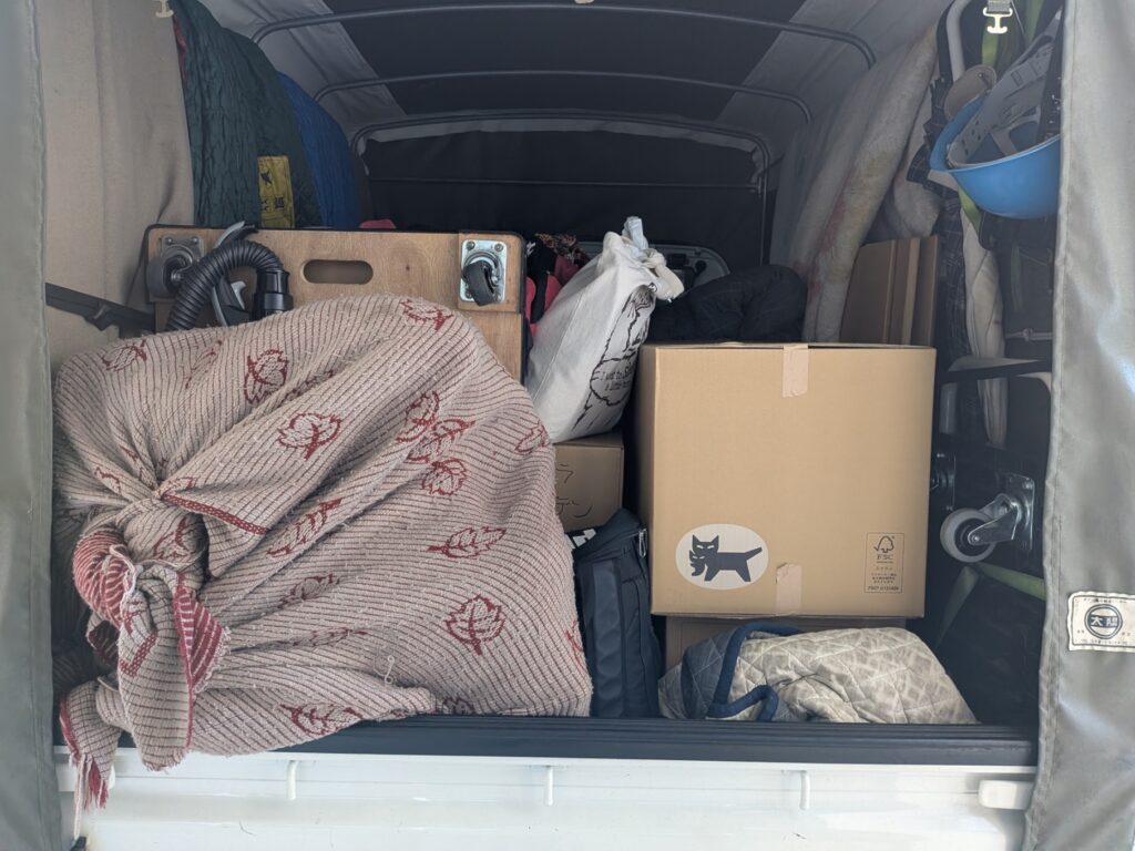 照明や掃除機など小物を養生して積み込んだ積載例(江戸川区の団地引越し)