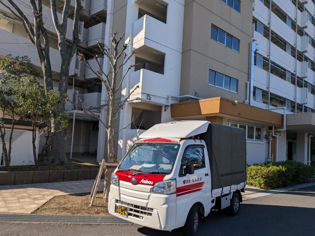江戸川区の団地へ追加配送し荷物移動を完了した赤帽松本運送のトラック