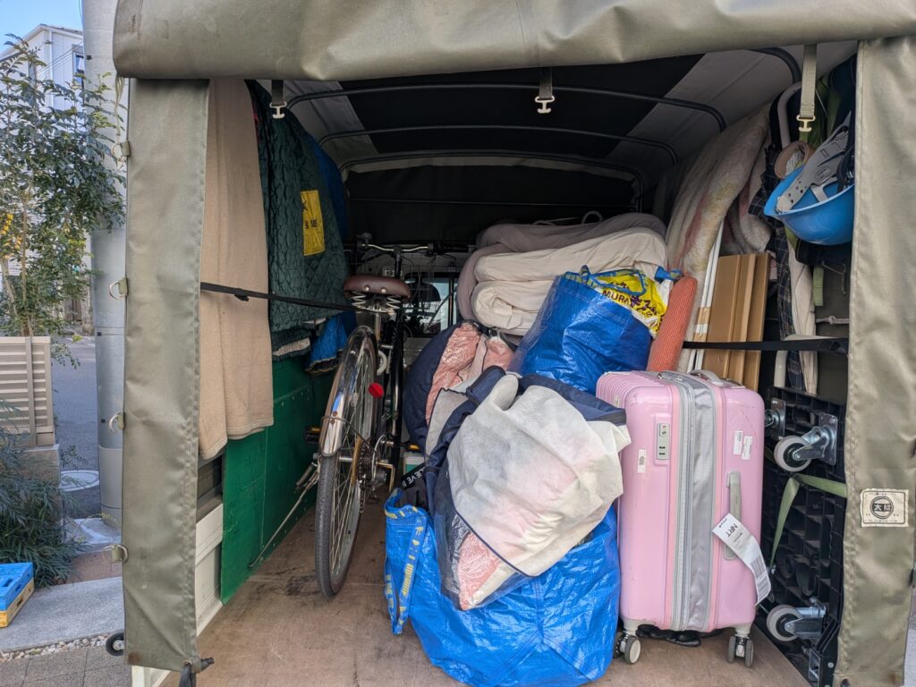 自転車や布団など身の回り品を積み込んだ引越しの積載例