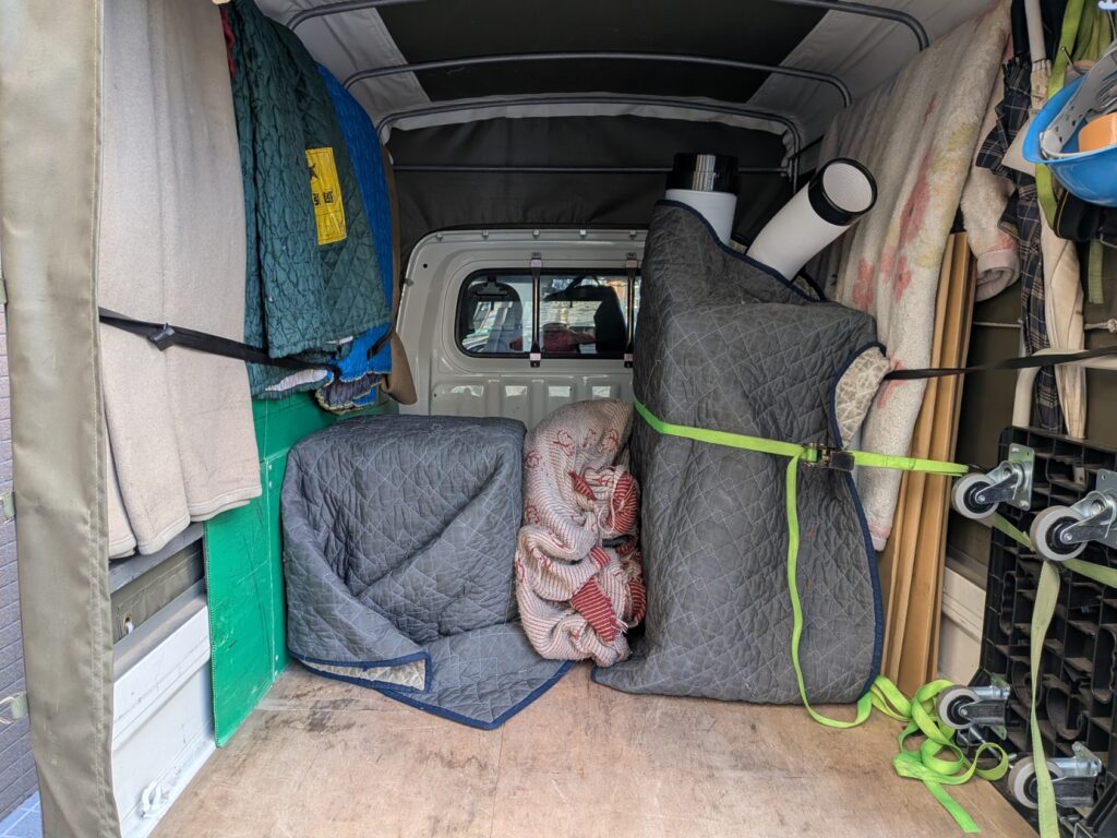 ラッシングベルトで固定したスポットクーラーと小型冷蔵庫の積載状態