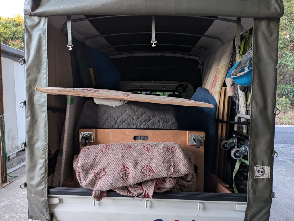 改修工事用キッチン資材を養生して積み込んだ様子