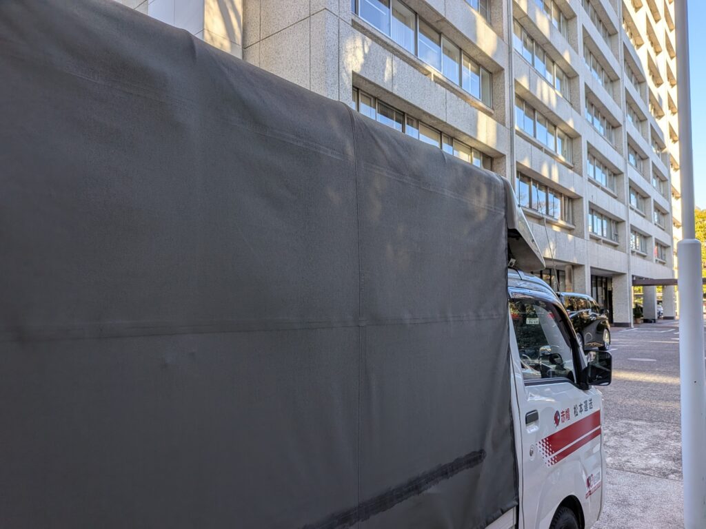 港区マンションへ資材を納品した際の赤帽車(時間指定の配送)