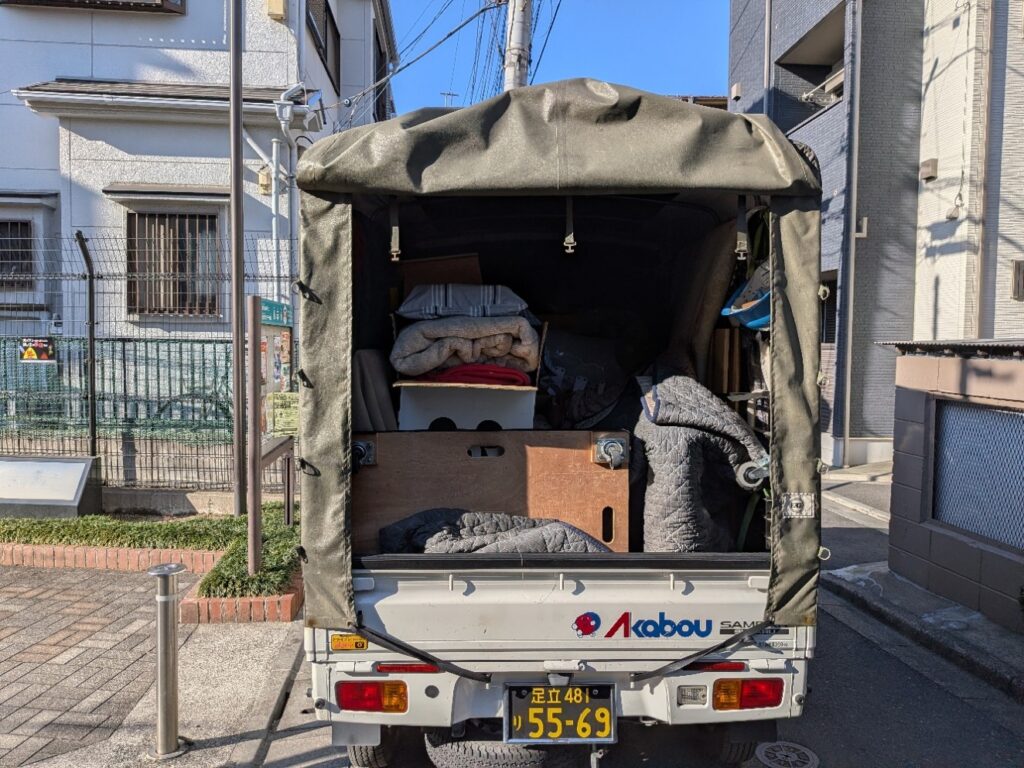 足立区千住の狭い住宅街に停車した赤帽松本運送のトラック