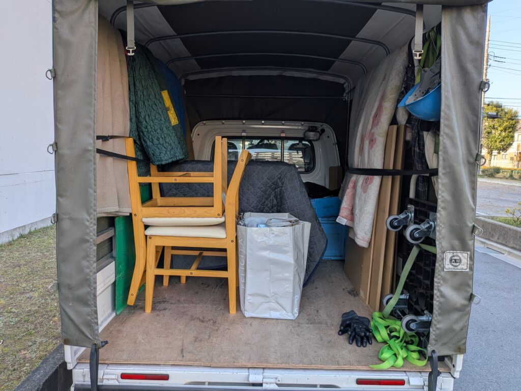 老人ホーム再入居の引越しで家具や生活用品を丁寧に積み込んだ様子